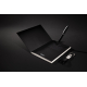 Carnet ouvert dans un environnement sombre avec stylo posé sur les pages intérieures et porte-clés à proximité, marquage de marq Carnet ouvert dans un environnement sombre avec stylo posé sur les pages intérieures et porte-clés à proximité, marquage de marq