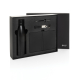 Coffret cadeau ouvert sur fond blanc avec bouteille, carnet, stylo et porte-clés disposés dans des emplacements en mousse noire,