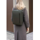 Sac ordinateur porté sur le dos par une femme en environnement urbain, modèle vert foncé avec fermeture zippée verticale visible Sac ordinateur porté sur le dos par une femme en environnement urbain, modèle vert foncé avec fermeture zippée verticale visible