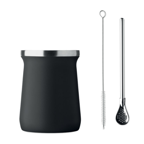 Tasse à yerba maté sombre présentée sur fond blanc avec paille et brosse posées à côté, aucune personnalisation apparente sur la