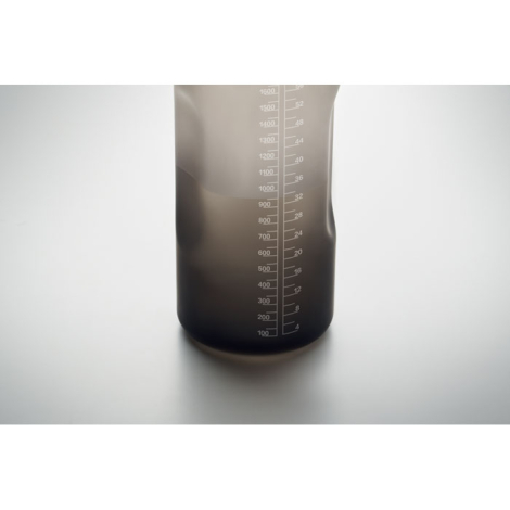 Vue rapprochée de la partie inférieure du corps partiellement remplie de liquide, graduations mises en évidence et sans marquage
