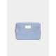 Trousse rectangulaire souple de couleur bleu clair, présentée de face sur fond neutre. La fermeture zippée est visible sur le cô Trousse rectangulaire souple de couleur bleu clair, présentée de face sur fond neutre. La fermeture zippée est visible sur le cô