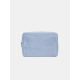 Trousse rectangulaire souple de couleur bleu clair, présentée de face sur fond neutre. La fermeture zippée est visible sur le cô Trousse rectangulaire souple de couleur bleu clair, présentée de face sur fond neutre. La fermeture zippée est visible sur le cô