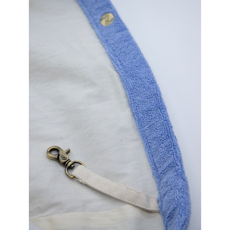 Vue intérieure d’un sac de plage en éponge avec doublure textile et mousqueton pour clés