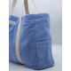 Sac de plage en éponge bleue vu de trois-quarts avec poche extérieure plaquée Sac de plage en éponge bleue vu de trois-quarts avec poche extérieure plaquée