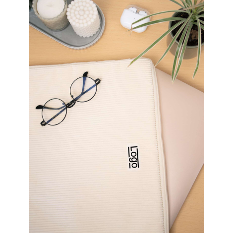 Housse ordinateur en velours coton bio beige en situation sur bureau avec personnalisation apparente