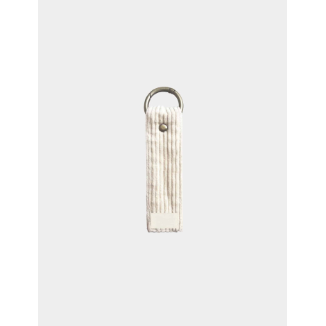 Porte-clés en velours coton bio clair avec zone de personnalisation apparente, sans impression