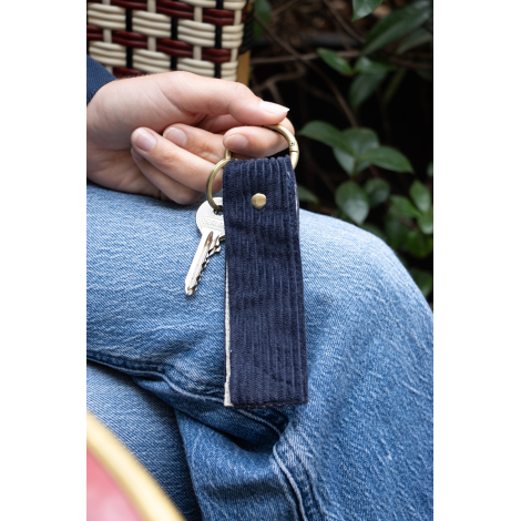 Porte-clés en velours coton bio foncé accroché à un trousseau de clés, sans marquage visible