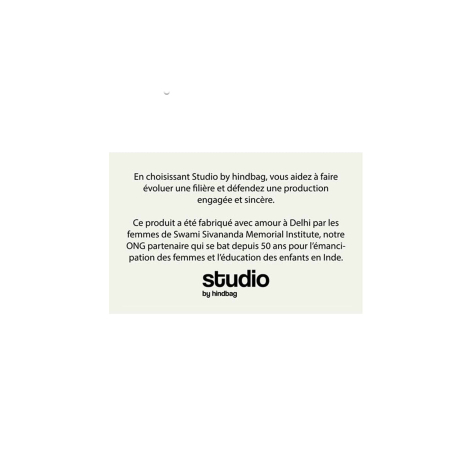 Carte rectangulaire imprimée sur fond clair avec texte, logo et marquage visible