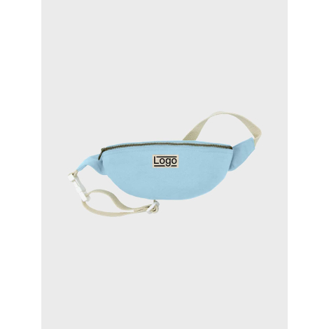 Banane bleu clair vue de face avec fermeture zippée, sangle réglable et étiquette personnalisée