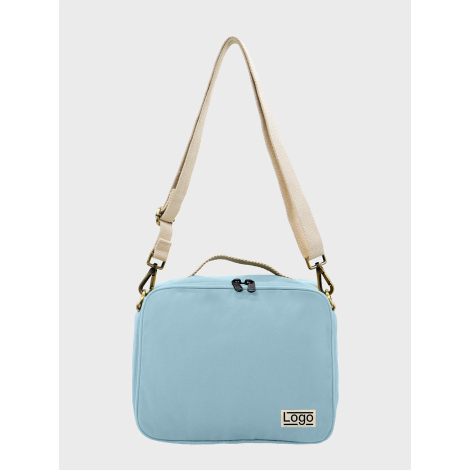 Sac isotherme bleu clair vu de face avec bandoulière réglable et étiquette personnalisée