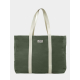Sac cabas vert olive vu de face avec étiquette centrale personnalisée et poche latérale extérieure. Sac cabas vert olive vu de face avec étiquette centrale personnalisée et poche latérale extérieure.