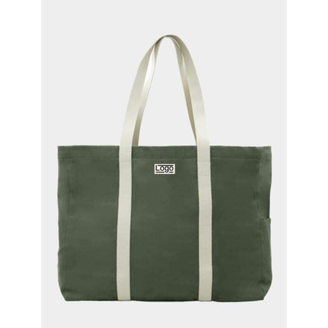 Sac cabas vert olive vu de face avec étiquette centrale personnalisée et poche latérale extérieure.