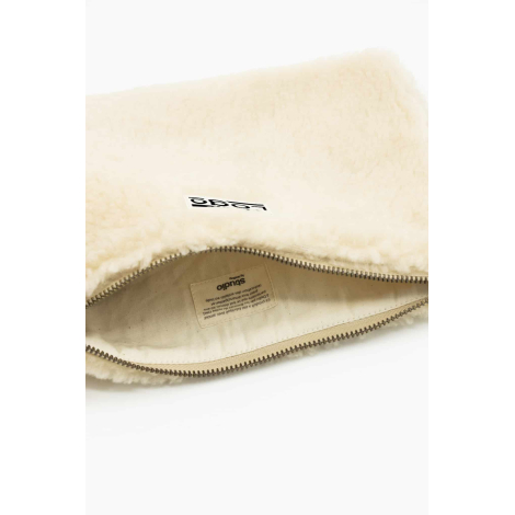 Pochette effet moumoute écrue ouverte vue de dessus montrant l’intérieur et l’étiquette cousue.