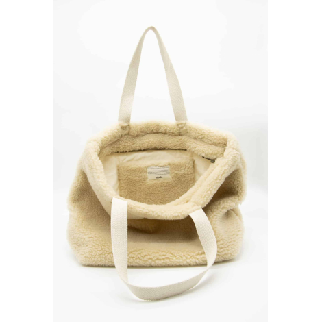 Sac boat vu de face ouvert montrant l’intérieur doublé et l’étiquette cousue sans marquage extérieur visible.