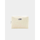 Pochette beige clair vue de face en tissu côtelé avec étiquette centrale personnalisée Pochette beige clair vue de face en tissu côtelé avec étiquette centrale personnalisée