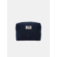 Pochette bleu foncé vue de face en tissu côtelé avec étiquette centrale personnalisée. Pochette bleu foncé vue de face en tissu côtelé avec étiquette centrale personnalisée.