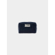 Pochette bleu foncé vue de face en tissu côtelé avec étiquette centrale personnalisée Pochette bleu foncé vue de face en tissu côtelé avec étiquette centrale personnalisée