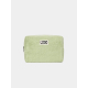 Trousse rectangulaire souple de couleur vert amande, vue de face sur fond neutre, fermeture zippée placée sur le côté gauche, av Trousse rectangulaire souple de couleur vert amande, vue de face sur fond neutre, fermeture zippée placée sur le côté gauche, av