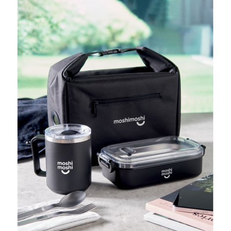 Sac repas en RPET présenté en situation sur une surface avec accessoires alimentaires, format rectangulaire et poignée supérieur