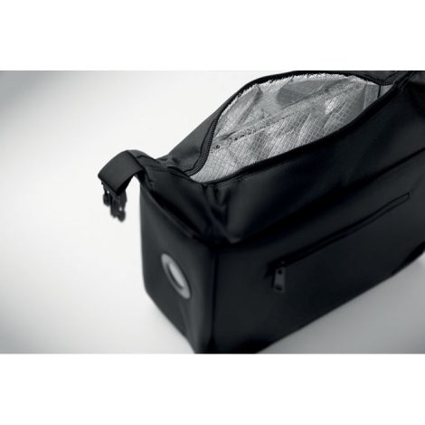 Vue rapprochée du sac repas ouvert montrant la doublure isolante en aluminium et la fermeture zippée du compartiment principal, 