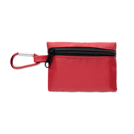 Pochette de premiers secours en textile rouge présentée fermée vue de face, fermeture zippée supérieure et mousqueton latéral vi