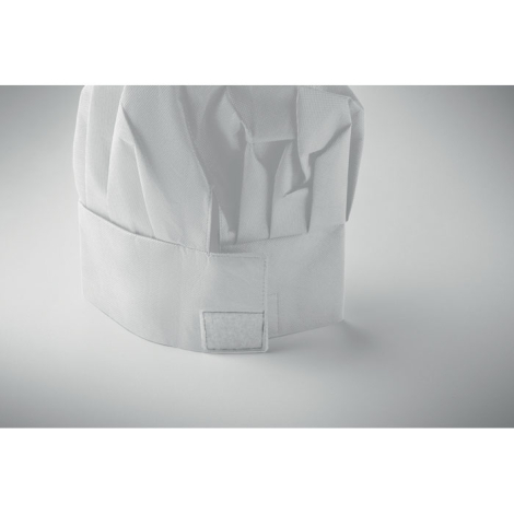 Toque enfant en RPET non tissé présentée seule vue de face sur fond clair, bandeau avec système de réglage auto-agrippant visibl