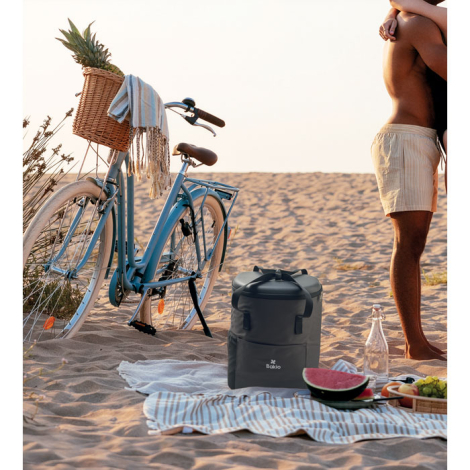 Sac à dos isotherme en RPET porté sur le dos en situation extérieure, structure verticale et poches latérales en maille visibles