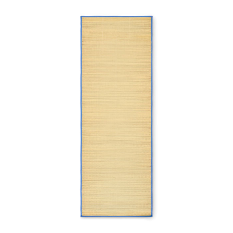 Natte de plage en paille naturelle présentée entièrement déroulée à plat sur fond blanc, surface uniforme visible, sans personna