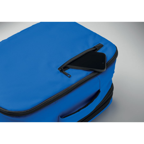 Détail d’une poche zippée du sac à dos sur fond clair avec smartphone partiellement inséré, aucune personnalisation visible