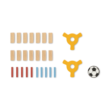 Éléments du jeu de football en bois à plat sur fond blanc, pions cylindriques, pièces plates, ballon et bâtons de marquage dispo