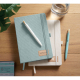 Plusieurs carnets A5 posés sur une table en bois, en différentes couleurs avec stylos et objets du quotidien, personnalisation v Plusieurs carnets A5 posés sur une table en bois, en différentes couleurs avec stylos et objets du quotidien, personnalisation v