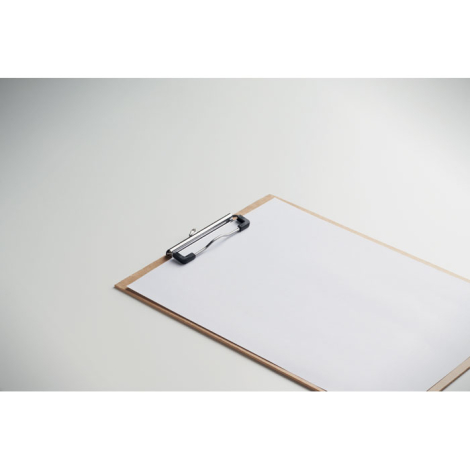 Porte-bloc A4 en perspective posé à plat, feuille blanche maintenue par le clip métallique, aucune personnalisation visible
