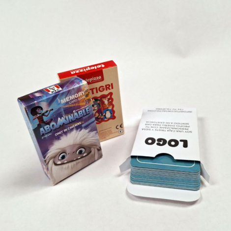 Boîtes de jeux de cartes disposées debout avec cartes partiellement sorties et marquage visible au dos.