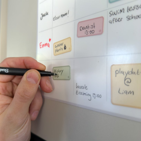 Détail rapproché de la grille hebdomadaire avec écriture manuscrite visible.