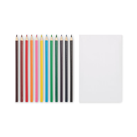 Crayons de couleur en bois alignés à plat sur fond blanc avec bloc de feuilles blanches séparé, sans personnalisation visible