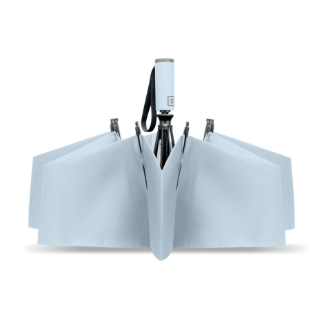 Parapluie partiellement ouvert sur fond blanc, vue intérieure de la toile bleu clair avec structure et baleines apparentes, sans