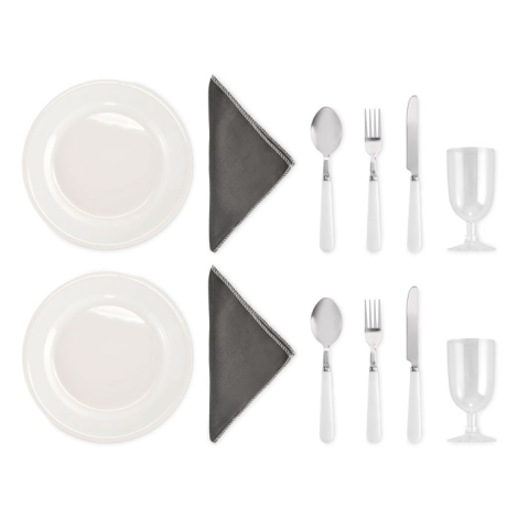 Contenu du sac présenté à plat avec deux assiettes, deux serviettes, deux ensembles de couverts et deux verres, sans marquage vi