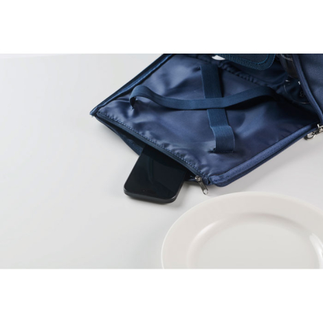 Détail intérieur du rabat avec sangles élastiques et téléphone partiellement inséré, sans marquage visible.