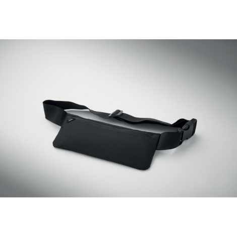 Sac banane noir en vue légèrement inclinée montrant l’épaisseur, la fermeture zippée principale et la sangle avec boucle de régl