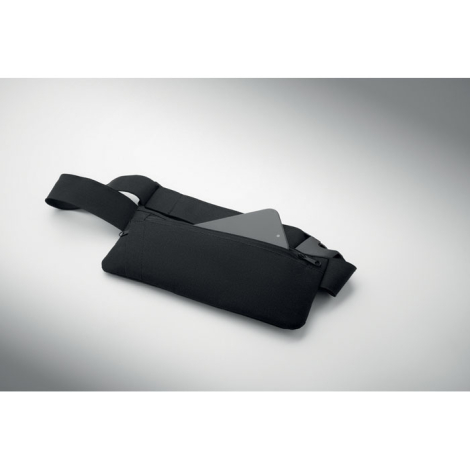 Sac banane noir présenté ouvert, fermeture zippée principale partiellement ouverte avec smartphone inséré dans le compartiment, 