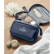 Trousse de toilette bleue ouverte posée sur une surface, compartiments intérieurs en filet visibles avec accessoires rangés, per