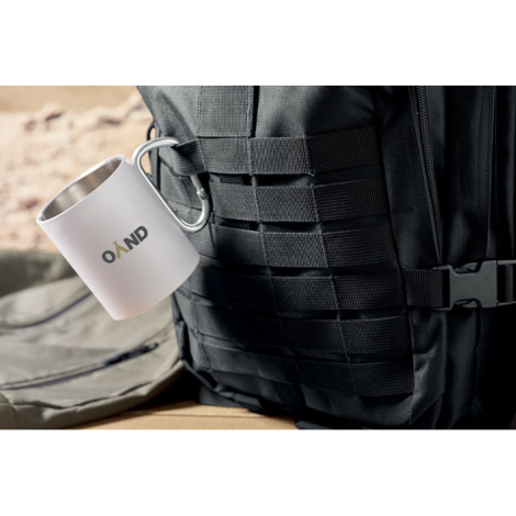 Vue rapprochée de la poche frontale avec une tasse accrochée à une sangle, sans personnalisation apparente.