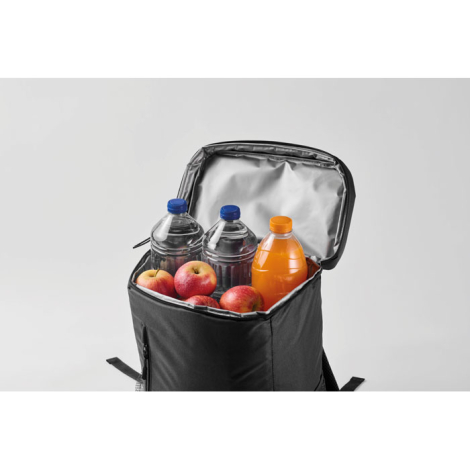 Sac à dos isotherme ouvert présenté de face montrant la doublure intérieure argentée avec boissons et fruits à l’intérieur, sans