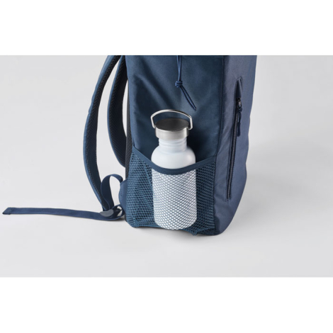 Vue latérale du sac bleu avec poche en maille contenant une gourde, sans personnalisation apparente.