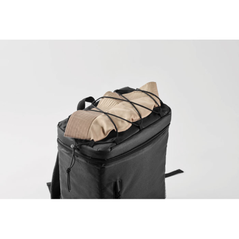Sac isotherme noir présenté de face avec un vêtement maintenu sous le cordon élastique supérieur, sans marquage visible.