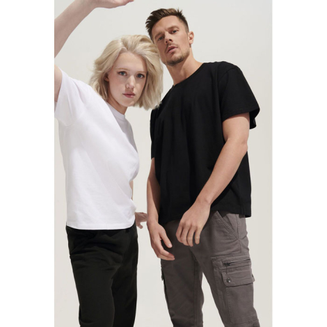 Tee-shirt oversize unisexe porté par un mannequin femme et un mannequin homme en situation lifestyle, sans personnalisation appa