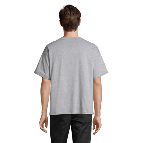 Tee-shirt oversize unisexe gris porté de dos par un mannequin homme, sans marquage visible.