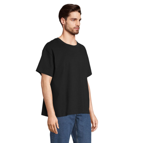 Tee-shirt oversize unisexe noir porté de trois-quarts par un mannequin homme, sans personnalisation apparente.
