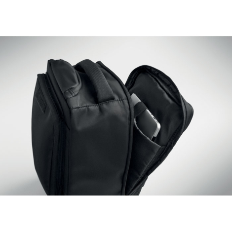 Vue du compartiment principal ouvert montrant un espace intérieur avec ordinateur portable, sans personnalisation apparente.